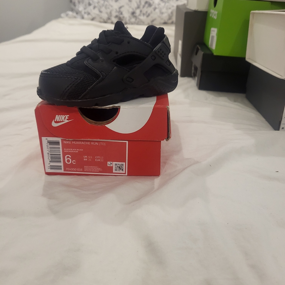 Nike Kids Black Huarache Sneakers